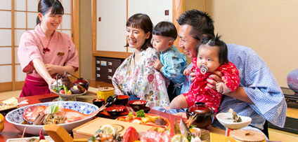 お部屋食を楽しむ家族イメージ